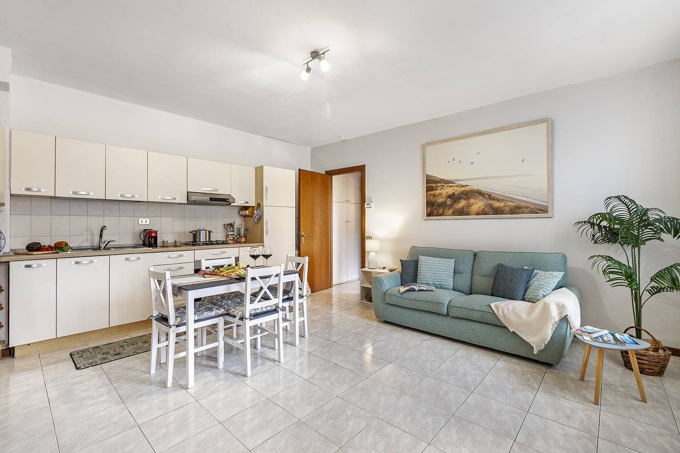 Foto 4 von 21: Petalo Bianco: 100m from Lake, Parking and Balcony