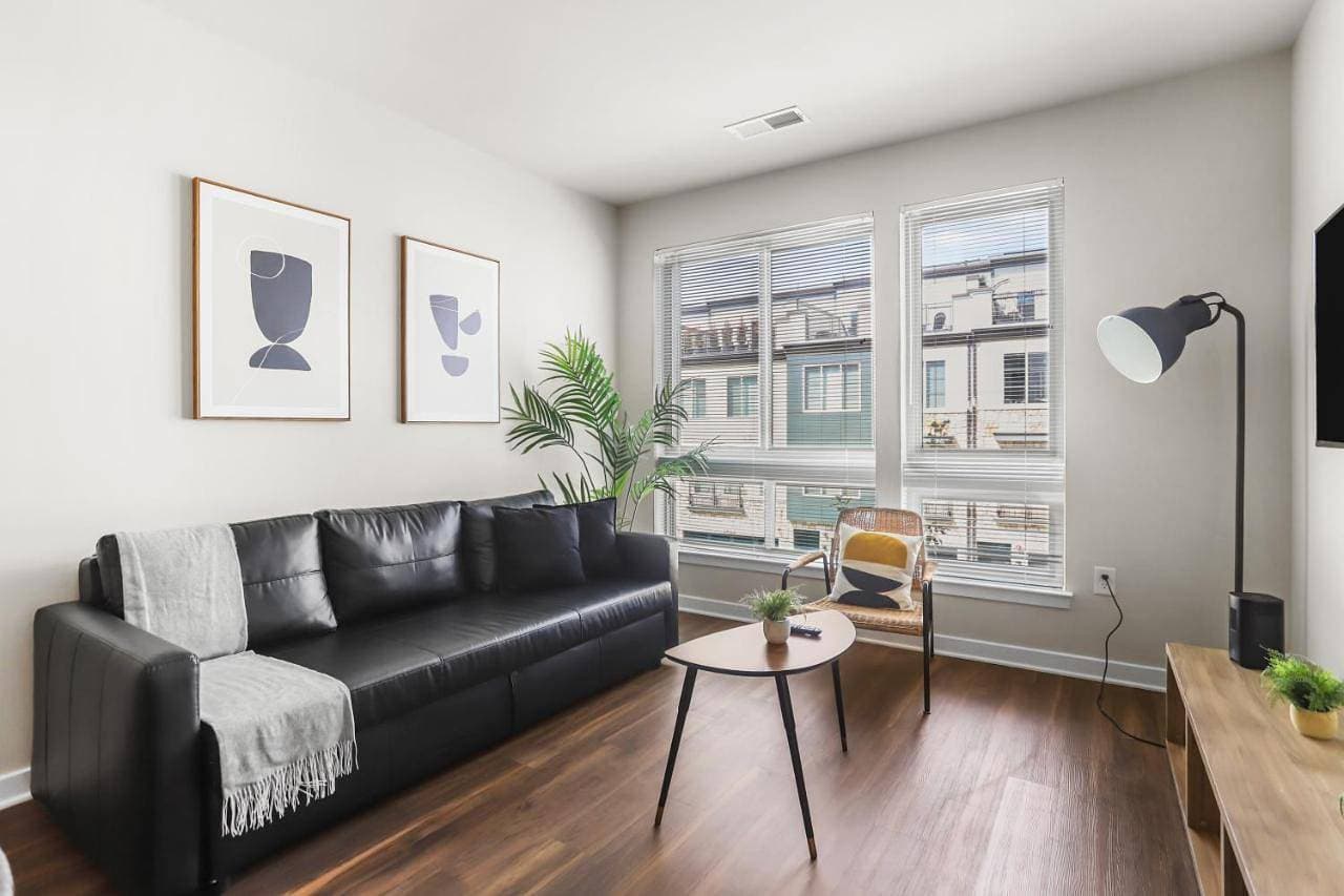 Stylish 1BR Gem - Gym & Game Room - Metro Access 1