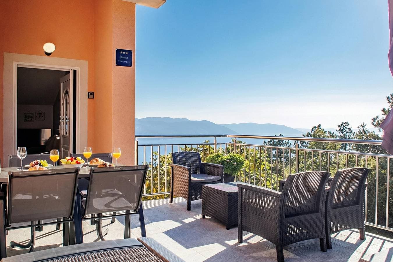 Foto 9 von 19: Seaview House - Leana Apartment