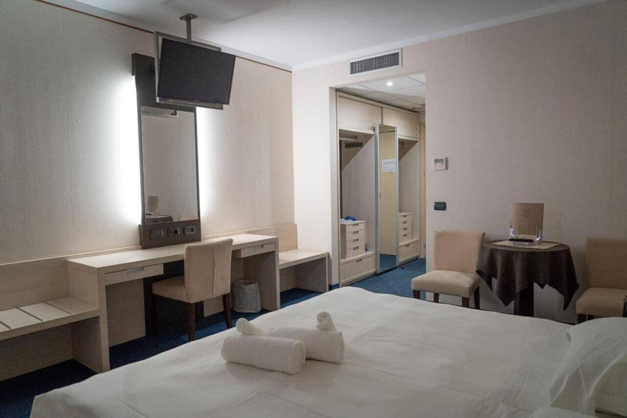 Foto 2 von 9: Double or Twin Room with Balcony - Disability Access