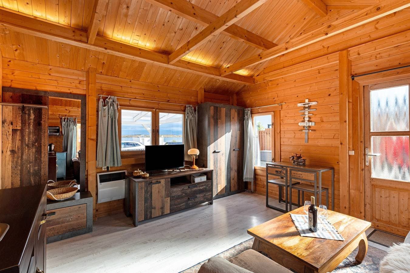 Foto 2 von 10: Ferienwohnung 'Ferienhaus Seebrise - Marina Mücheln' mit Seeblick, Wi-Fi und Klimaanlage