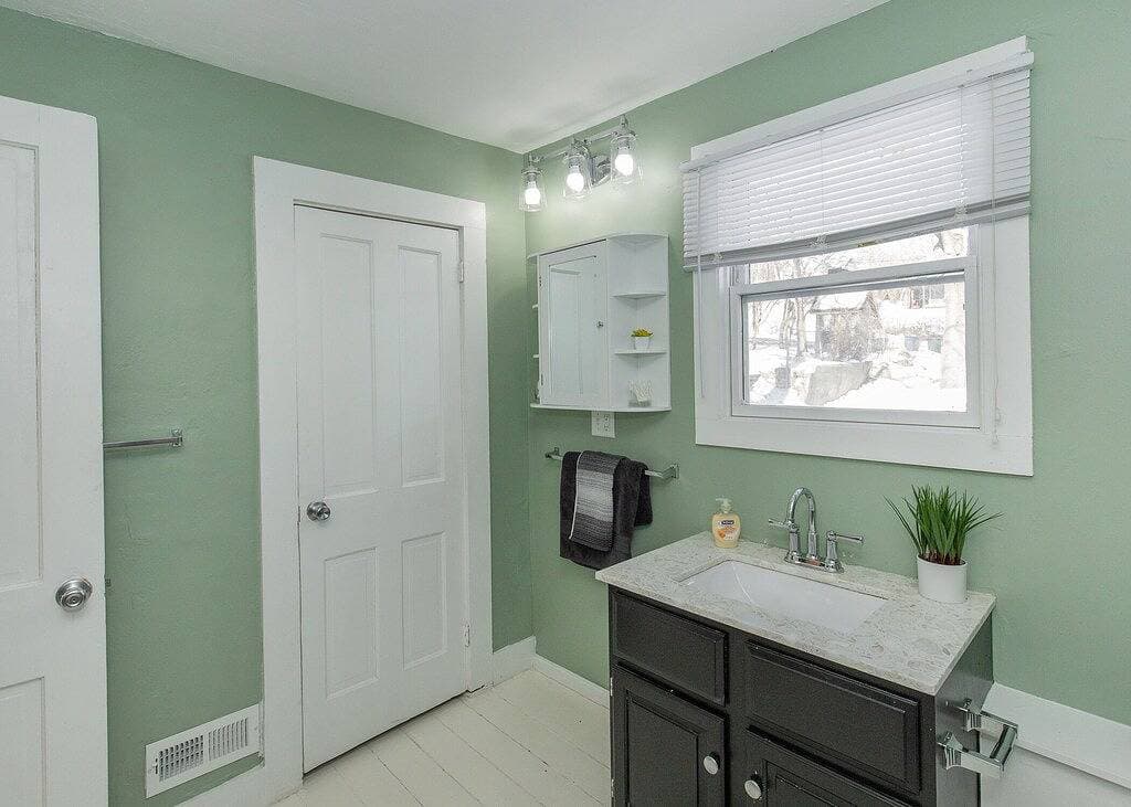 Foto 10 von 13: Great Location Great Value! 4 bedroom 2 full bath home in East Village