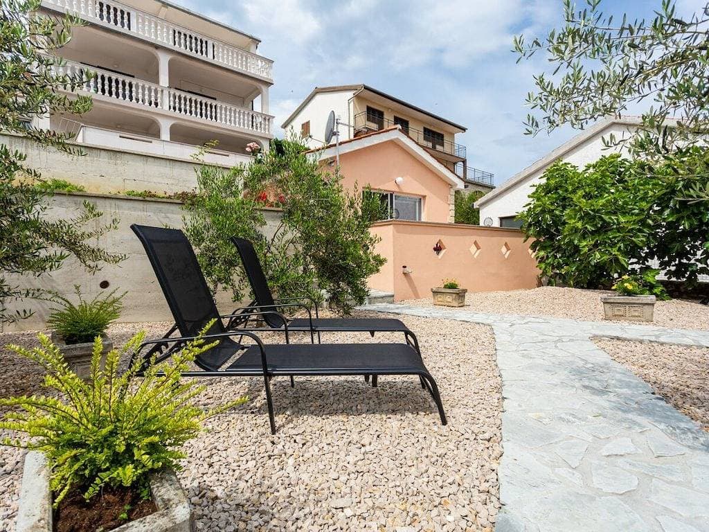 Foto 9 von 28: Ferienhaus in Vrbnik mit Schwimmbecken
