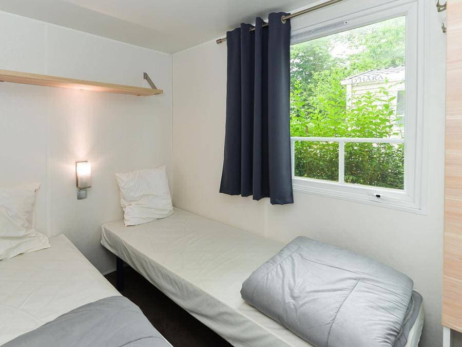 Foto 12 von 53: Flower Camping le Kergariou - Mobilheim 4 personen - Mobilheim Lancelot Standard 25m² (2 Zimmer) + halbüberdachte Terrasse 4 Pers.