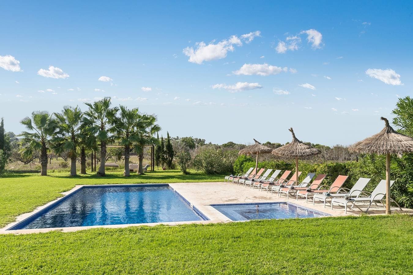 Foto 2 von 33: Ferienhaus Finca Na Blanca mit Meerblick, Pool, WLAN, Terrassen und Garten