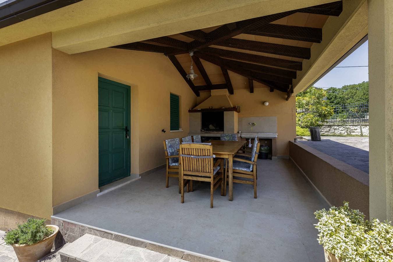 Foto 4 von 44: Villa mit Schwimmbad in einer ruhigen Gegend