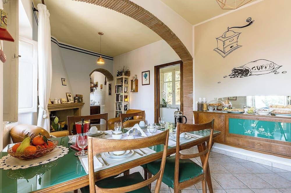 Cozy vintage B&B & Art Studio, with watercolor courses available! 1