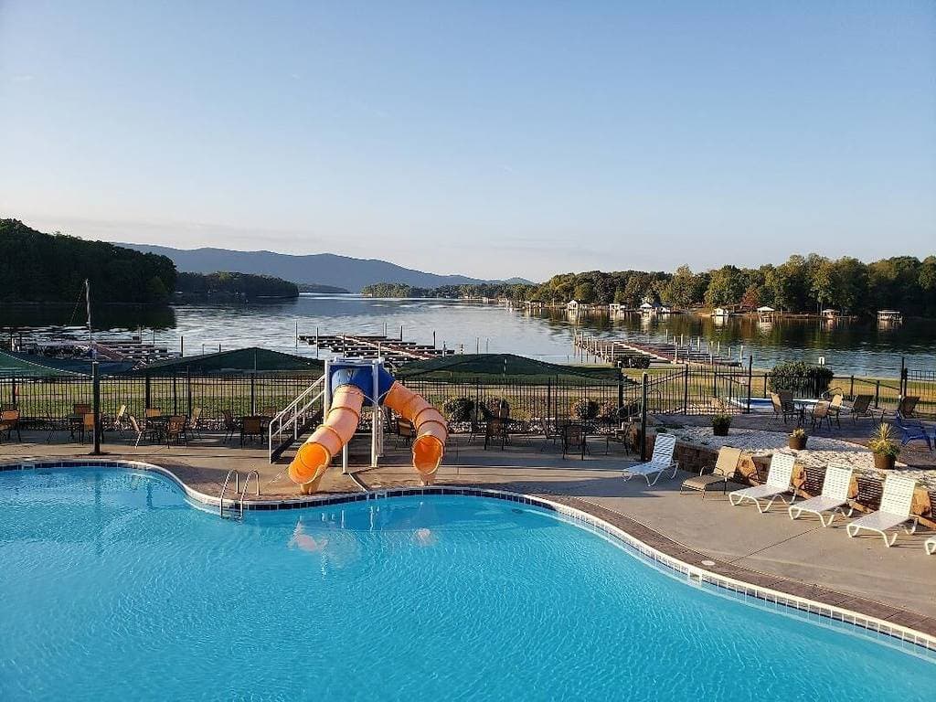 Foto 8 von 28: Smith Mountain Lake Suite