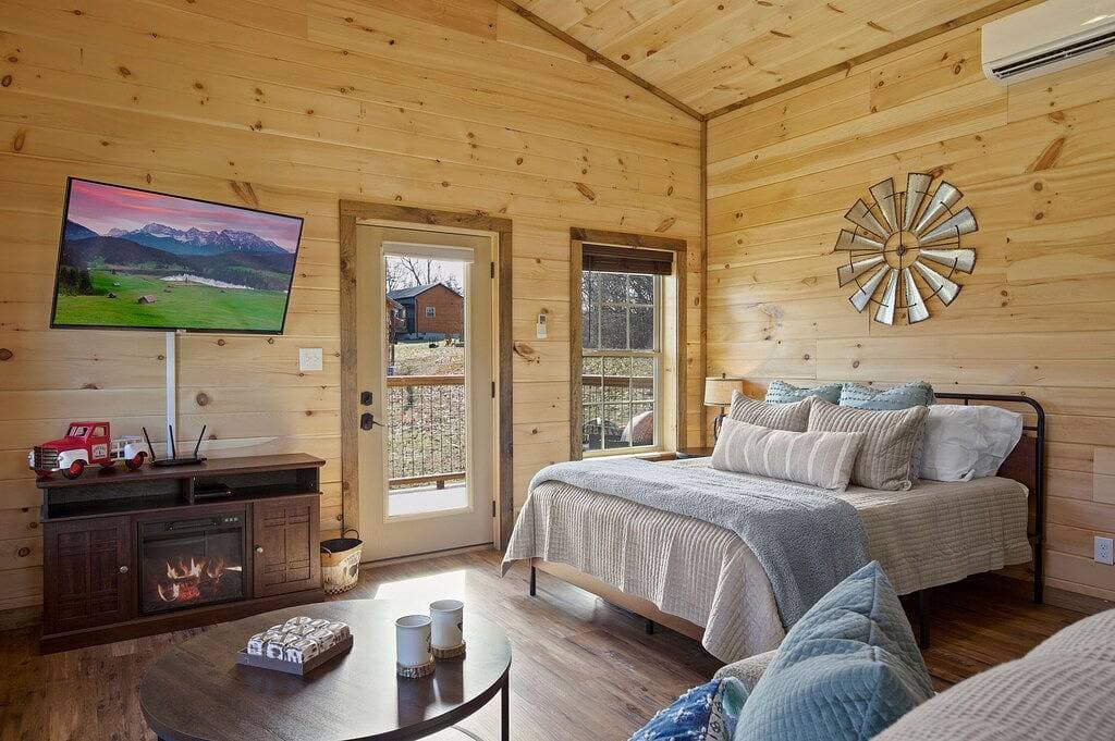 Foto 10 von 48: ☆Newly Build Cabin☆ Hot Tub ◇ Fire Pit ◇ Fireplace ◇ Dog-friendly