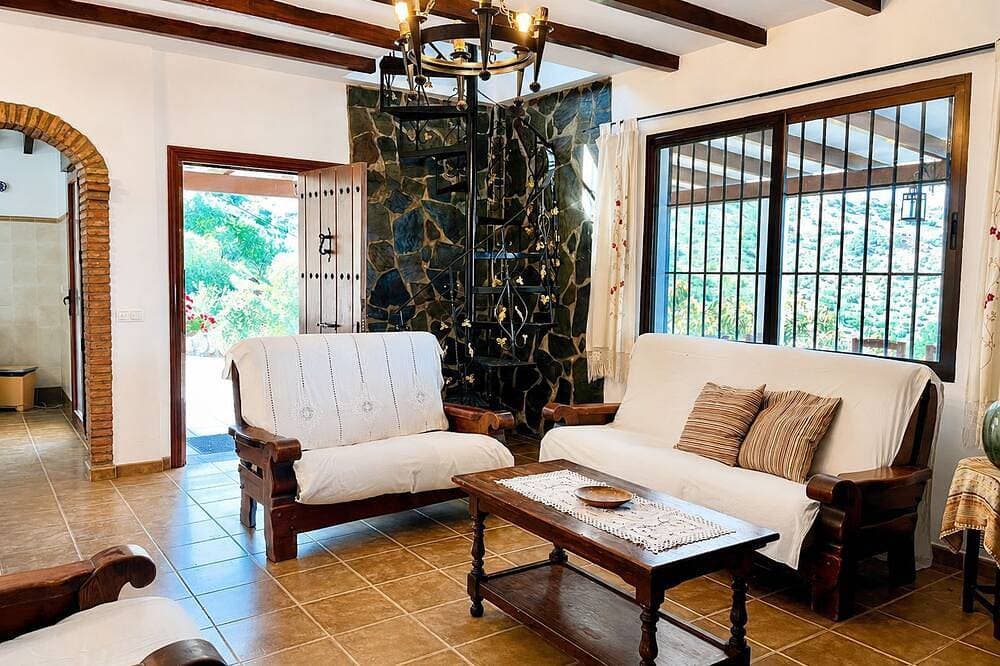 Foto 10 von 28: Country House with a Jacuzzi, Pool, and Spectacular Mountain Views