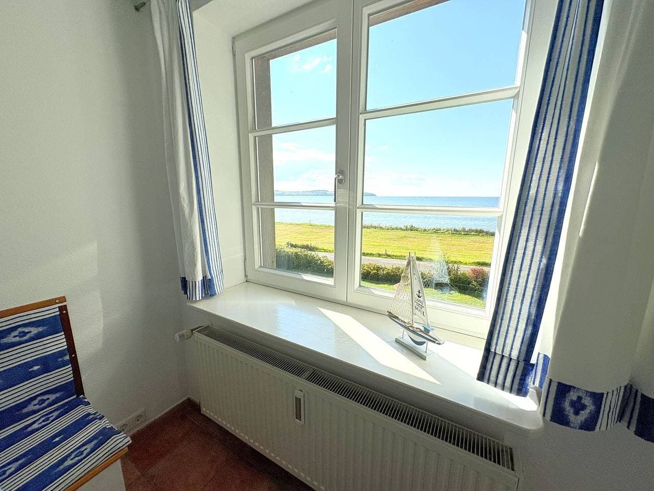 Foto 7 von 25: Ferienwohnung Drachen: Reetgedecktes Strandhaus mit eigenem Strand und Meerblick