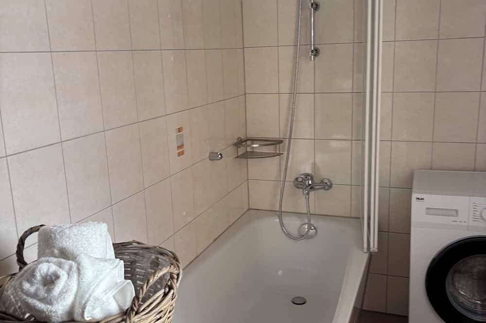 Foto 13 von 30: Modern eingerichtete 3 Zimmer Wohnung Blick auf den Park Balkon und Aufzug