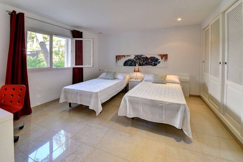 Foto 7 von 30: Villa mit direktem Strandzugang zu einer sandigen Bucht in Cala D'or Zentrum