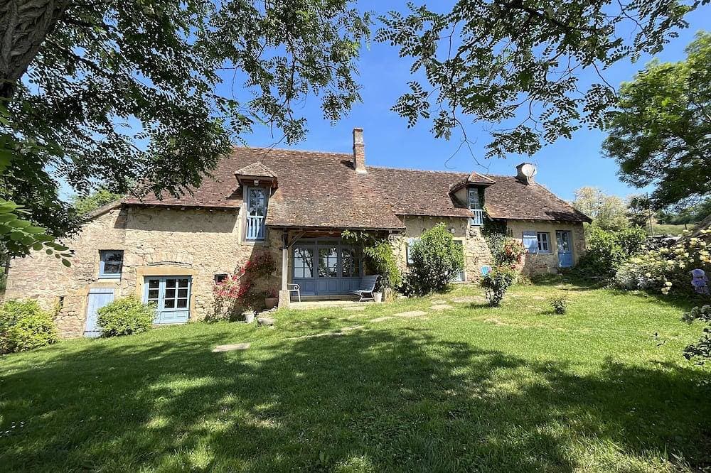 Gîte de la Doit, in the countryside, sleeps 14, private pool 1