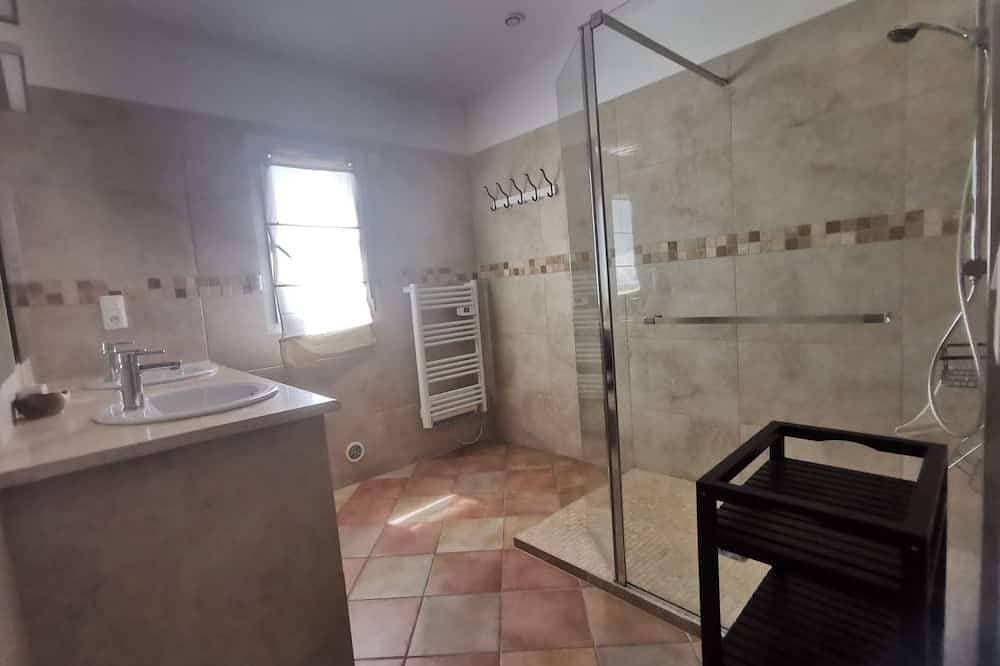 Foto 4 von 17: Spacious apartment near Lake Sainte-Croix, surrounded by truffle oaks.