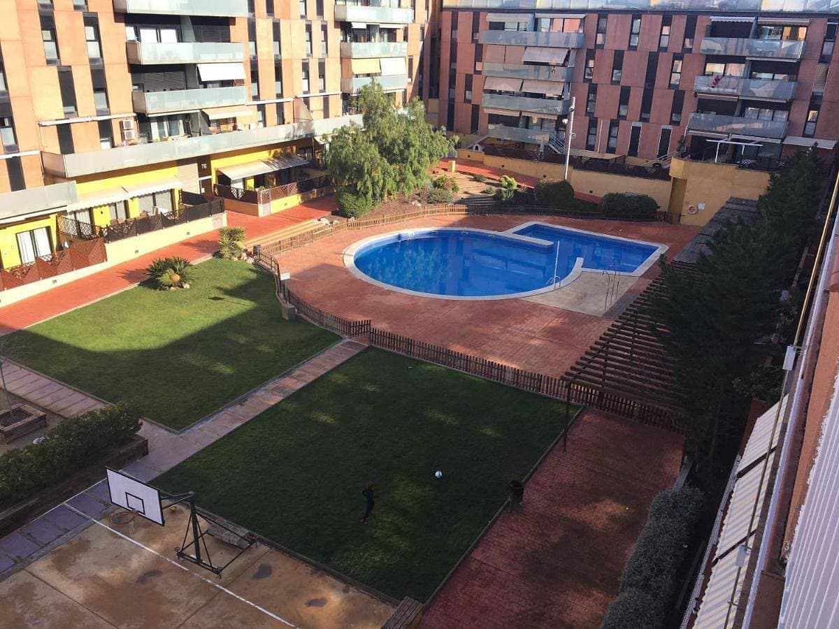 Spacious Apartment in Terrassa with Shared Pool, 85 m² 1