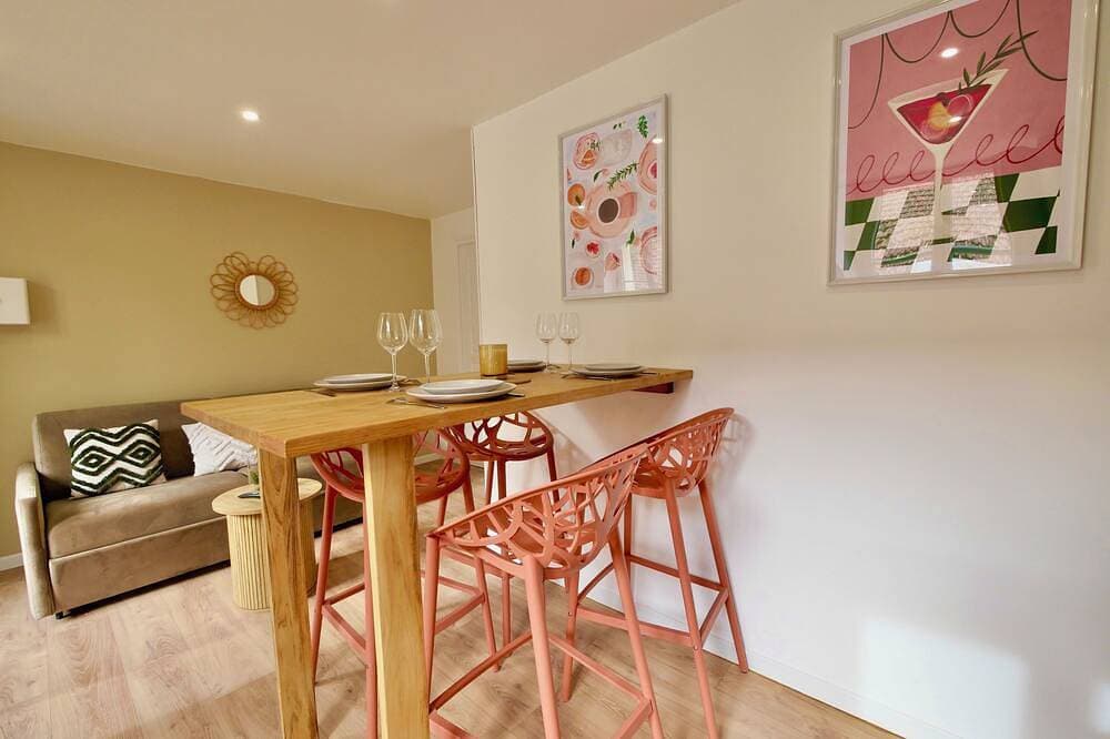 Foto 11 von 14: D-Day Suites - carentanlocation.fr: Dune - Downtown - Sleeps 4 / 2 min from the train station