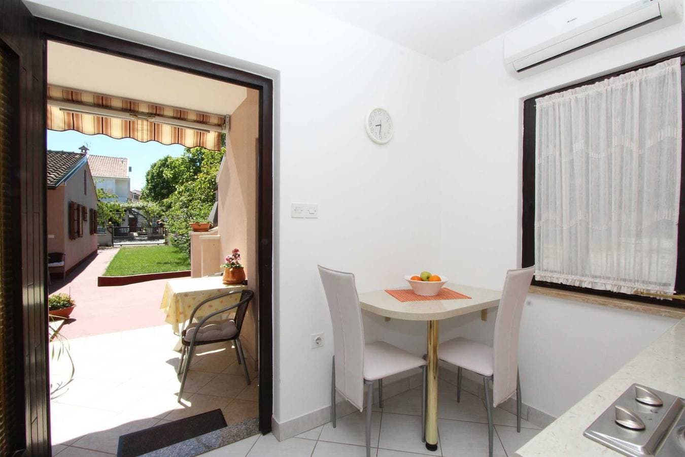 Foto 7 von 16: Pataj Ferienwohnung mit 1 Schlafzimmer mit Terrasse 3