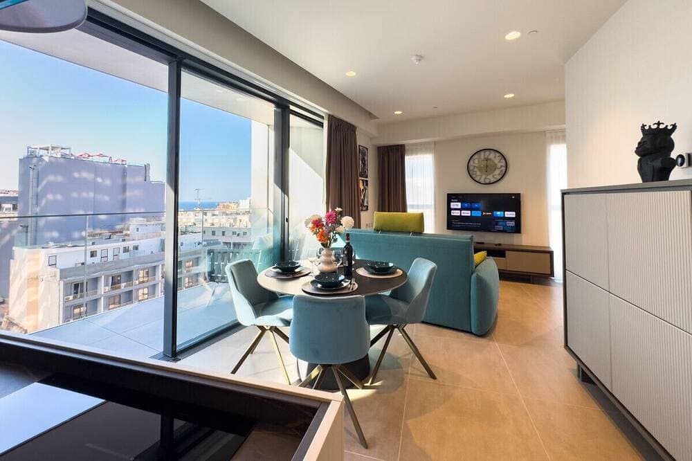Foto 6 von 30: Mercury Tower Exclusive 1Br w/Rooftop Pool by ArcoCollection