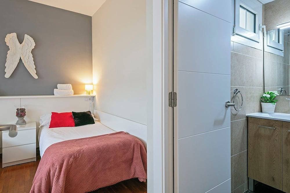 Foto 10 von 25: Gemütliches Dachgeschoss mit Außenbereich zum Essen, Sonnenbaden, Entspannen ...