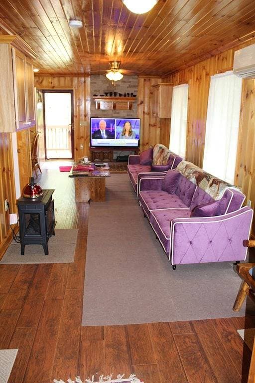 Foto 5 von 43: Malerisch eingerichtete Hütte mit einem Schlafzimmer und WIFI in der Nähe des Hungry Mother State Park