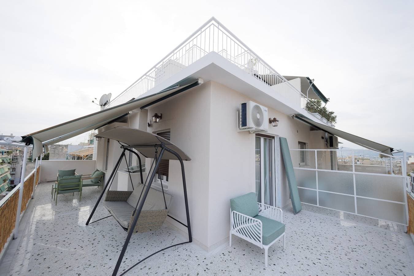 Foto 9 von 52: Cozy Studio mit Aussicht in Athen – Private Terrasse, WLAN & Klimaanlage