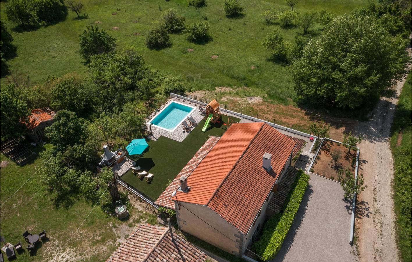 Foto 3 von 40: Charmante 2-Zimmer-Wohnung mit Terrasse, WLAN und Parkplatz in Roč