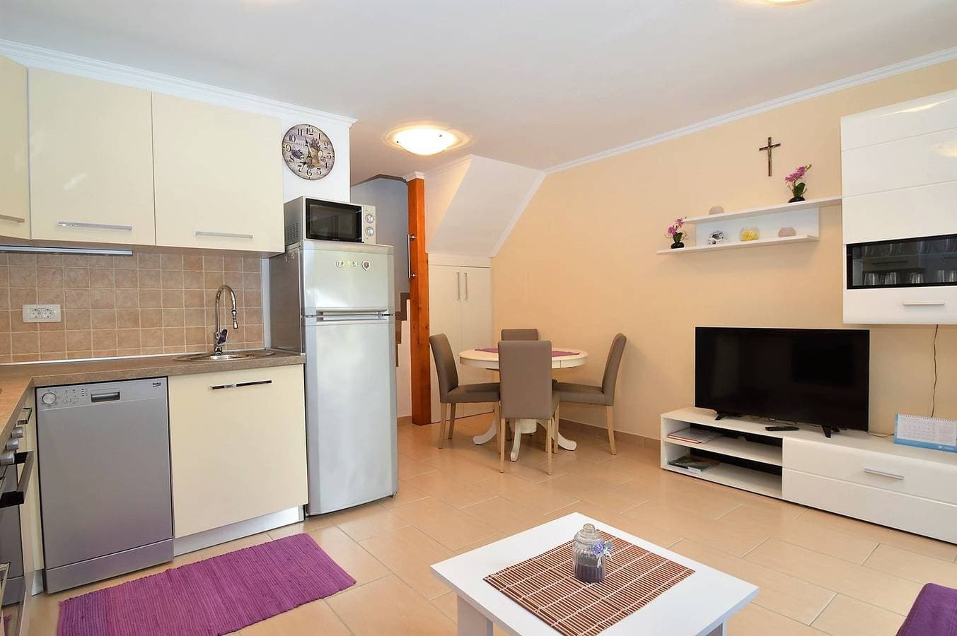 Foto 2 von 20: Das Apartment Hrasta 1 ist eine Unterkunft in Hrasta auf der Insel Cres, 43 km von Mali Lošinj entfernt. Die Wohnung ist ideal für eine Familie oder eine Gruppe von bis zu vier Personen und verfügt über zwei Schlafzimmer, eine Küche, ein Wohnzimmer, ein Esszimmer, ein Badezimmer mit Badewanne und eine Waschmaschine. Private Parkplätze stehen vor der Wohnung zur Verfügung.