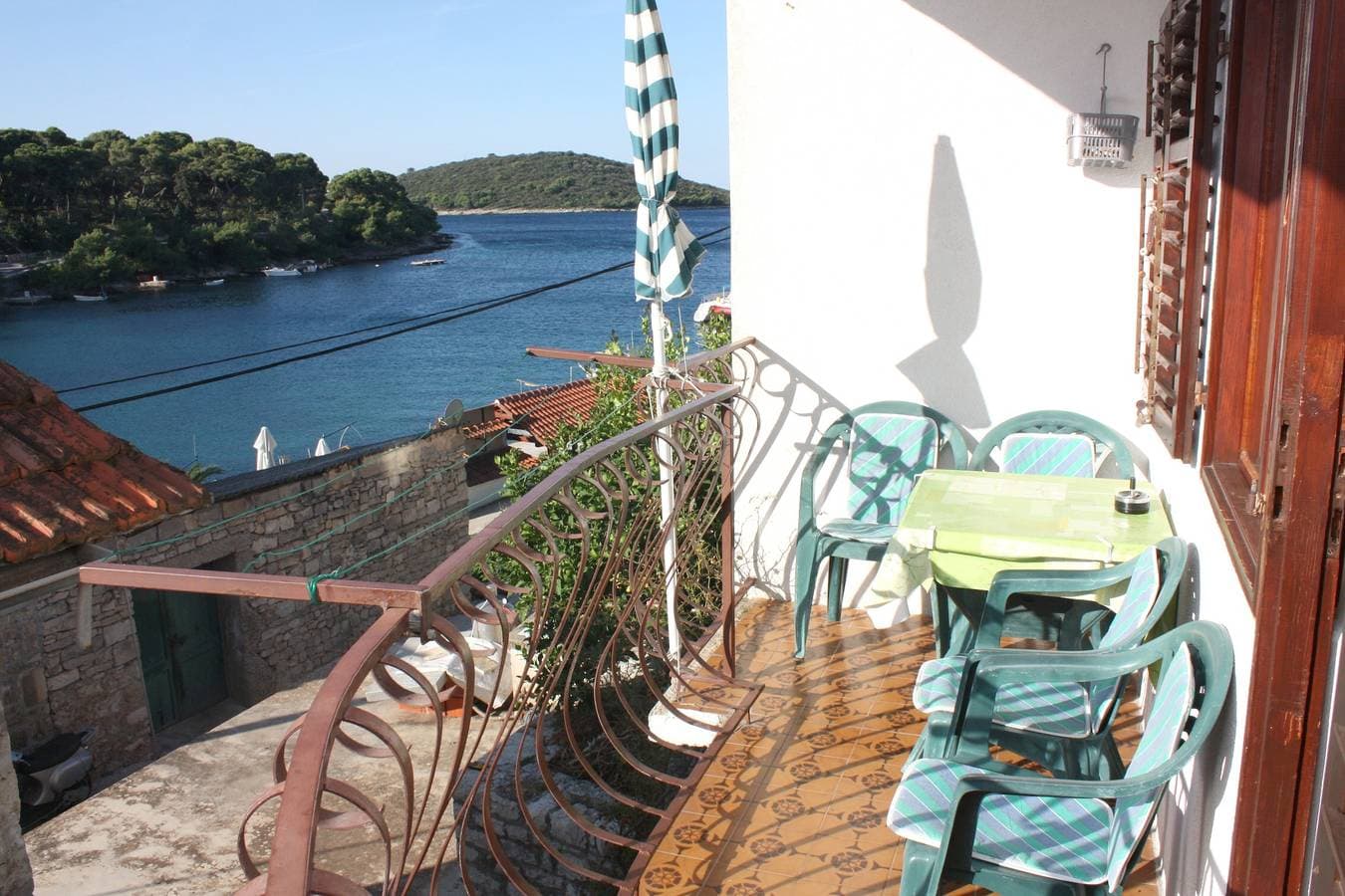 2-Zimmer-Ferienwohnung mit Balkon und Meerblick Maslinica, Solta -a 1