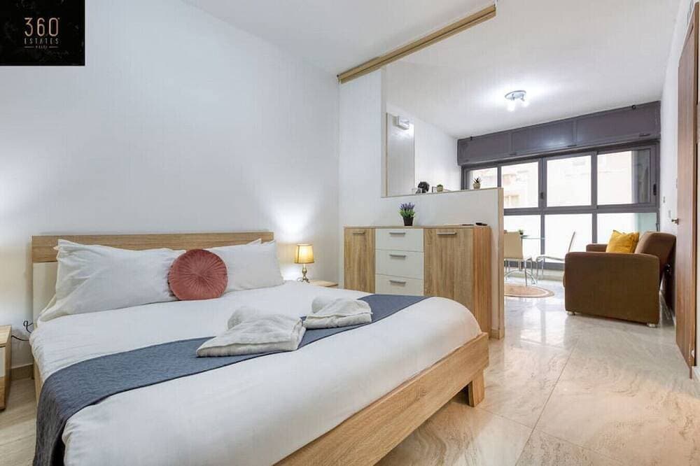 Foto 7 von 27: Spacious home with access  to roof top terrace !