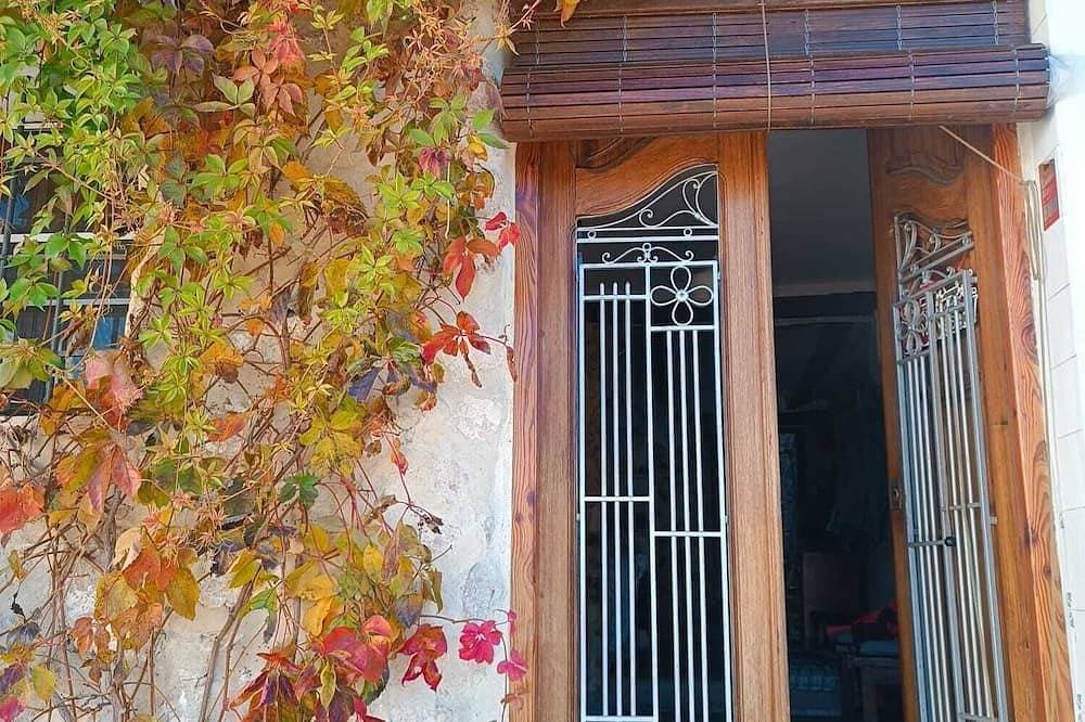 Foto 9 von 24: El Bosquet 1897. 2-Bedroom Vacation Rental. We are pet-friendly.