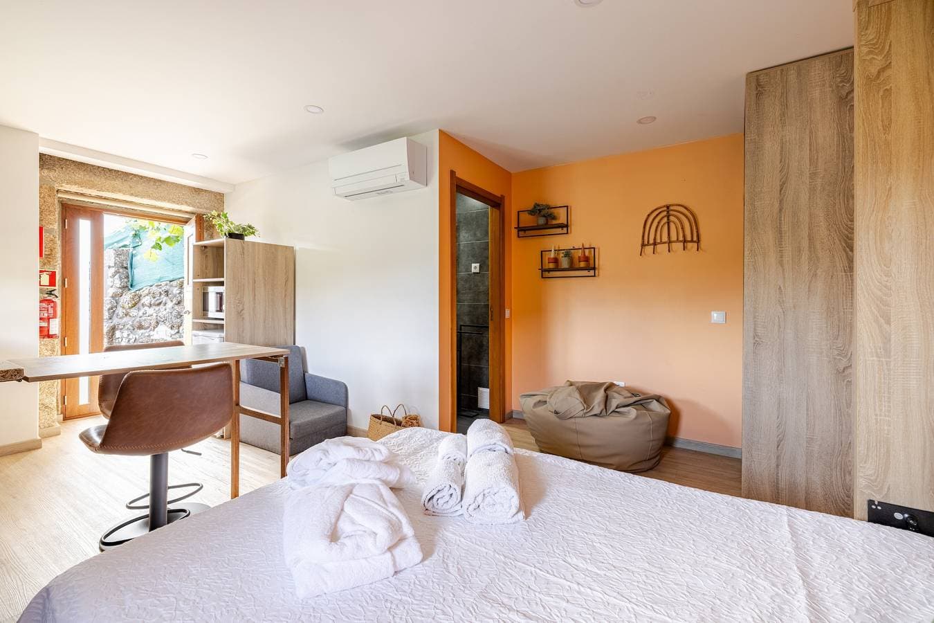 Foto 9 von 18: Ferienhaus 'Estúdio À Beira Da Água No Gerês' mit Seeblick, WLAN und Klimaanlage