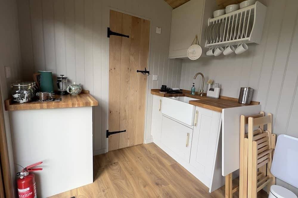 Foto 7 von 10: Luxury Shepherds Hut, W/large Garden, Firepit, & Wi-fi @ Cedar Gables Campsite
