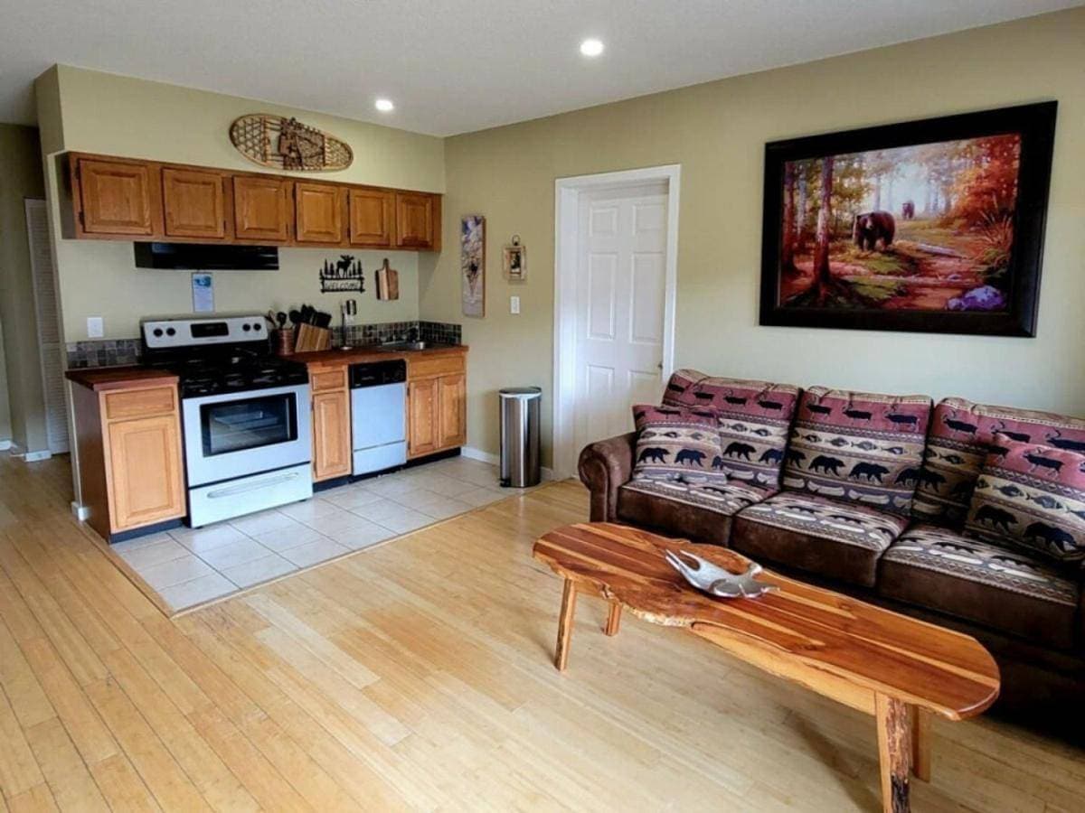 One Bedroom Apartment with Mountain View, Pool and Hot Tub near Loon 1