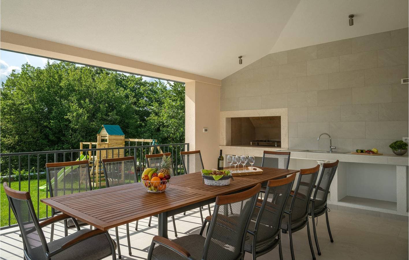 Foto 9 von 47: Geräumige Wohnung mit Terrasse in der Nähe von Restaurants und dem Stadtzentrum in Manjadvorci