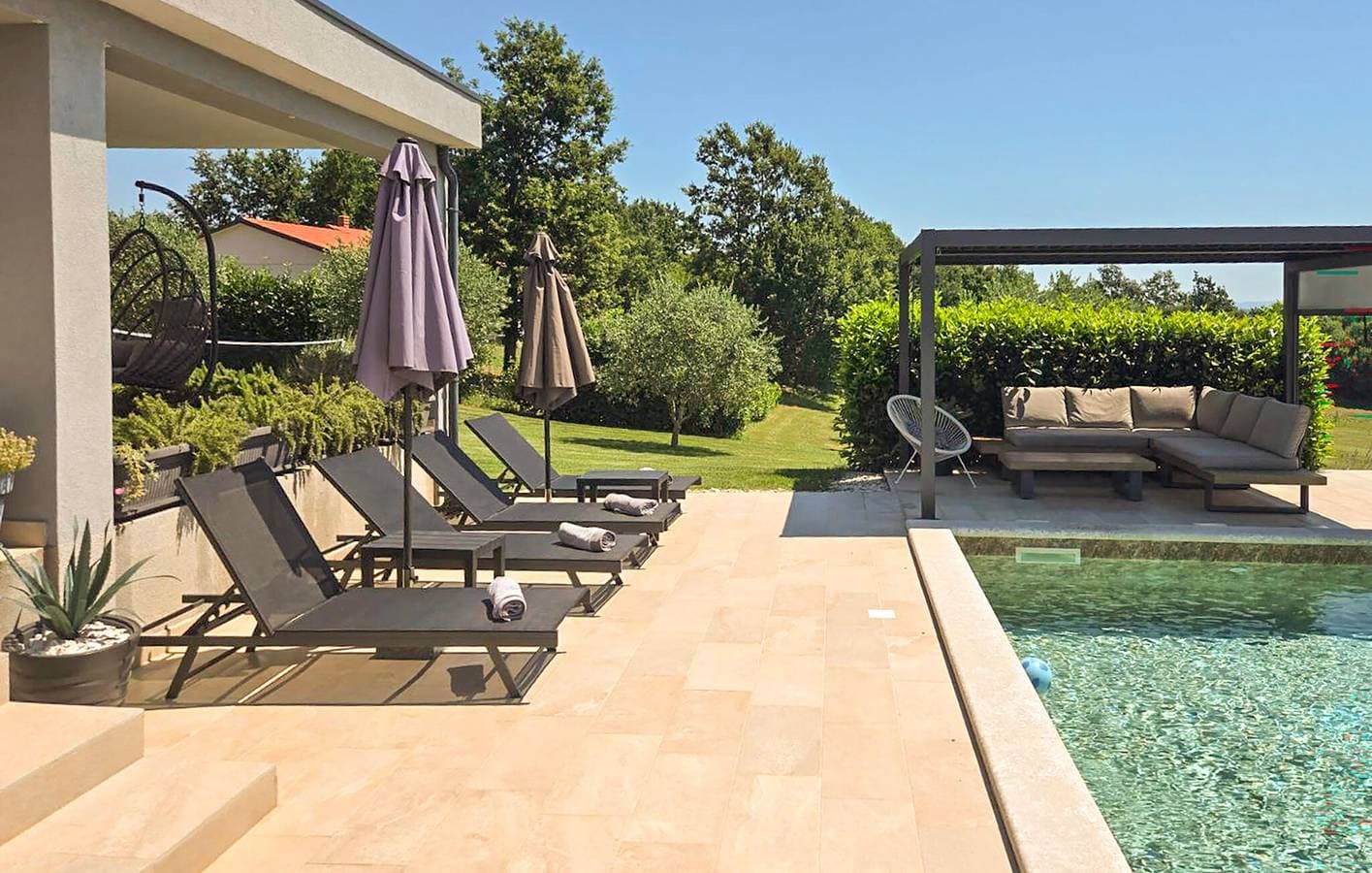Foto 11 von 36: Gemütliche 75 m² große Ferienwohnung mit Pool, in der Nähe des Stadtzentrums und des Flusses – Melnica