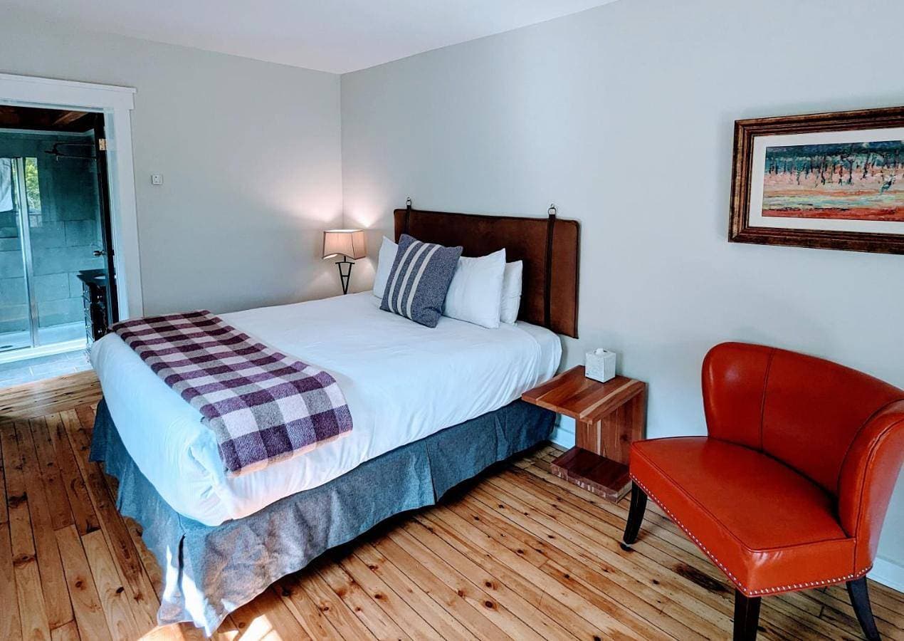 Foto 2 von 12: Superior Room with One King Bed –Eco River Lodge