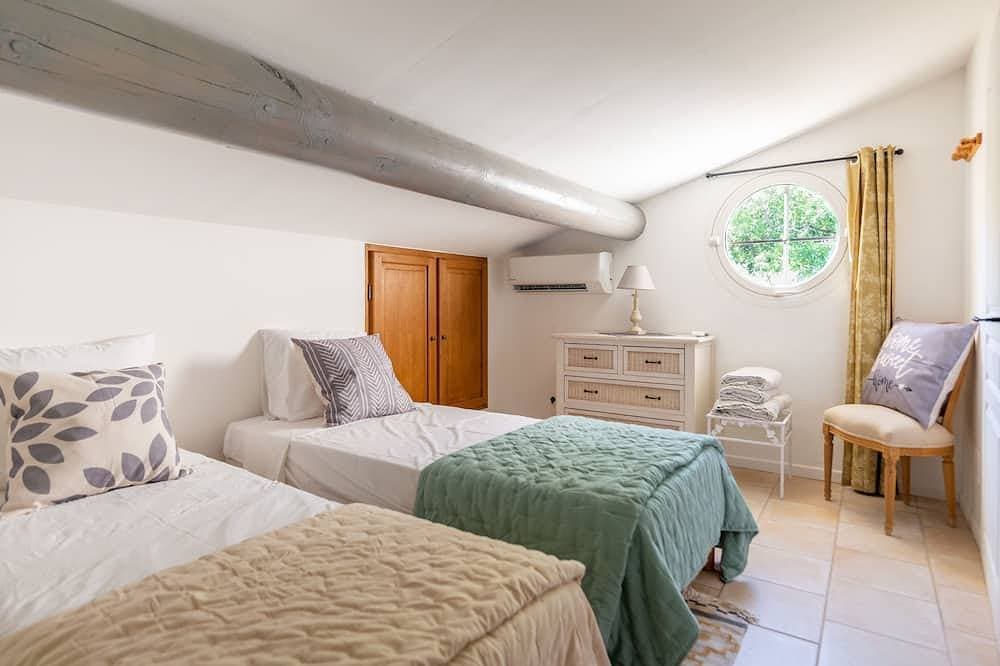 Foto 5 von 30: Cosy cottage near Roussillion, air-conditioned, 14m heated pool,  large grounds.
