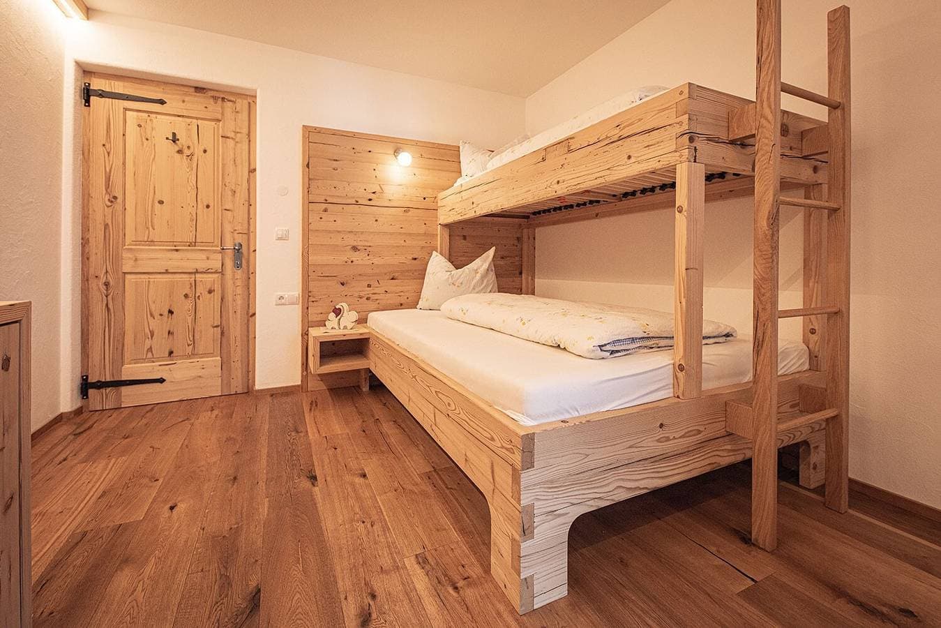 Foto 6 von 10: Ferienwohnung "Kofler Zw Den Wänden Apt Zirm" mit Bergblick, Gemeinschaftsgarten und WLAN