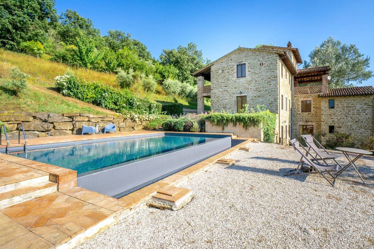 Foto 2 von 19: GuestHost - Casale dei Tramonti - Nature's Haven Olivi Apartment in Renovated Farmhouse with Pool
