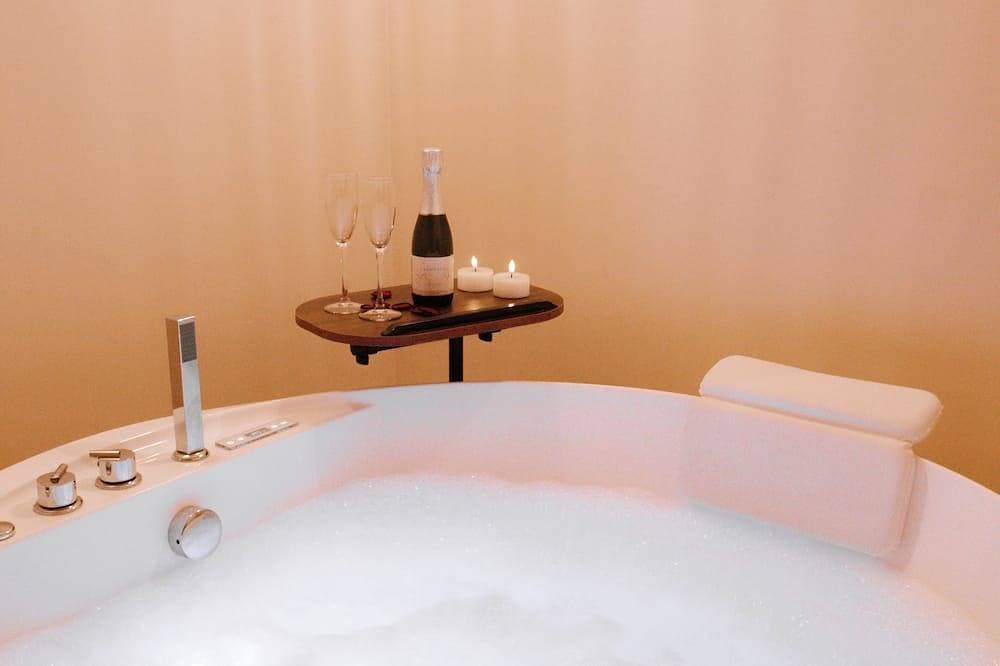 Romantic chalet - Private Jacuzzi - King size 1