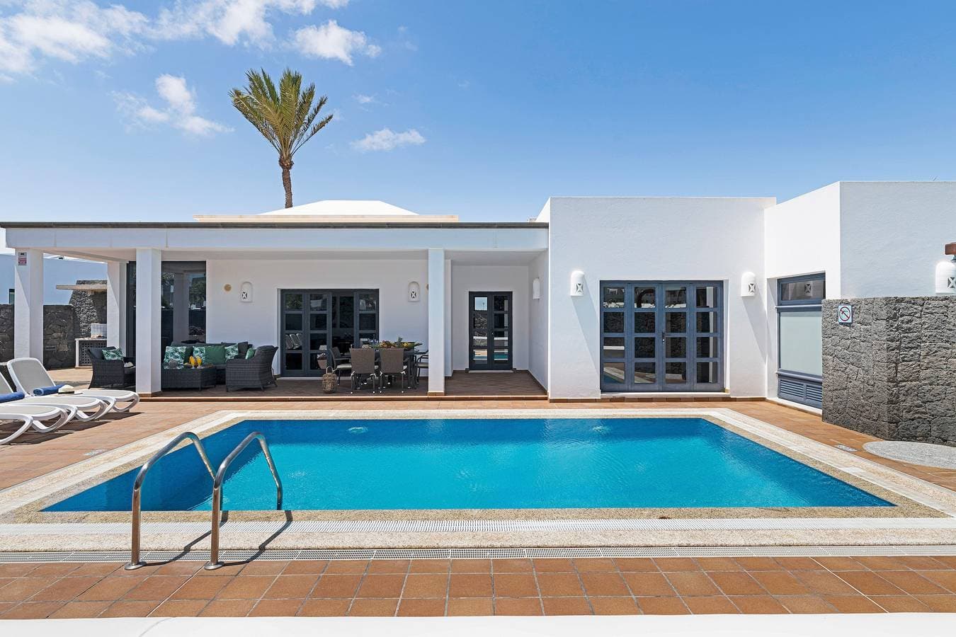 Foto 3 von 45: Elegante Villa nahe dem Strand mit Pool, Sauna, Whirlpool und Terrasse