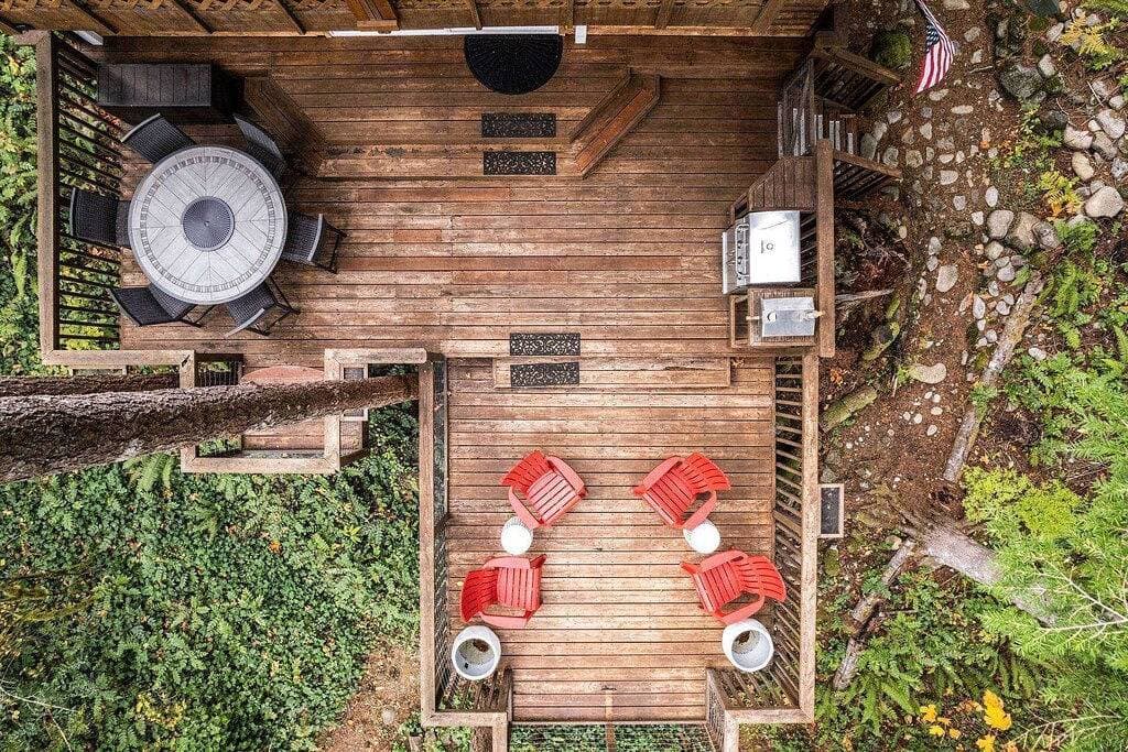Foto 10 von 42: Exquisite and Comfy Riverside Retreat, Huge Deck, Two Fire-Tables, BBQ, New Décor and Furnishing