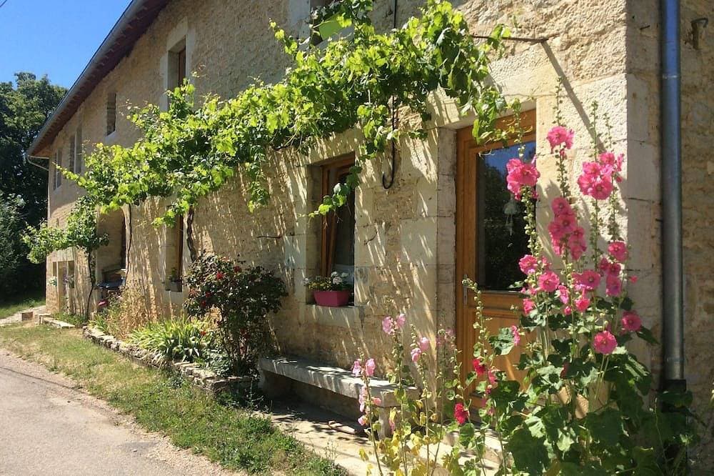 Cottage Charakter in einem ruhigen Dorf an den Hängen des Monte Poupet 1