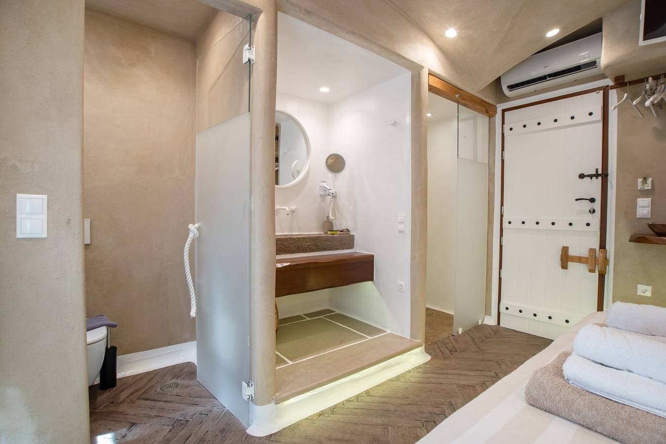 Foto 13 von 27: Apartment 'Narcissus Luxury Suites – Theseus' mit privater Terrasse, WLAN & Klimaanlage