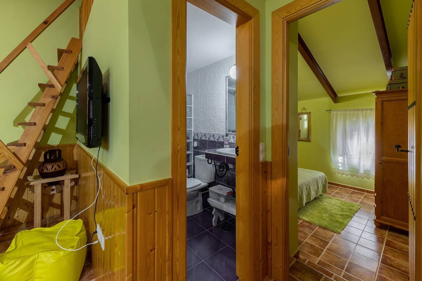 Foto 10 von 25: Casa Rural 'Siesta y Brisca' in Ávila mit Blick auf die Sierra, Terrasse und Balkon
