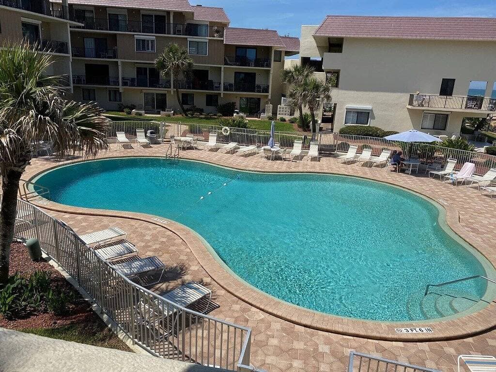 Foto 7 von 24: Modern Décor and Ocean Galore! Newly Renovated Oceanfront Condo sleeps 6