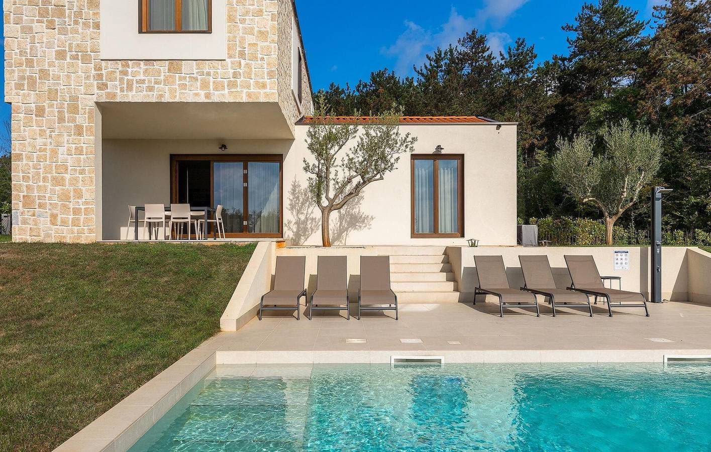 Foto 12 von 43: Gemütliche 2-Zimmer-Wohnung mit Pool, WLAN und Terrasse, 2,5 km vom Zentrum von Anzici entfernt