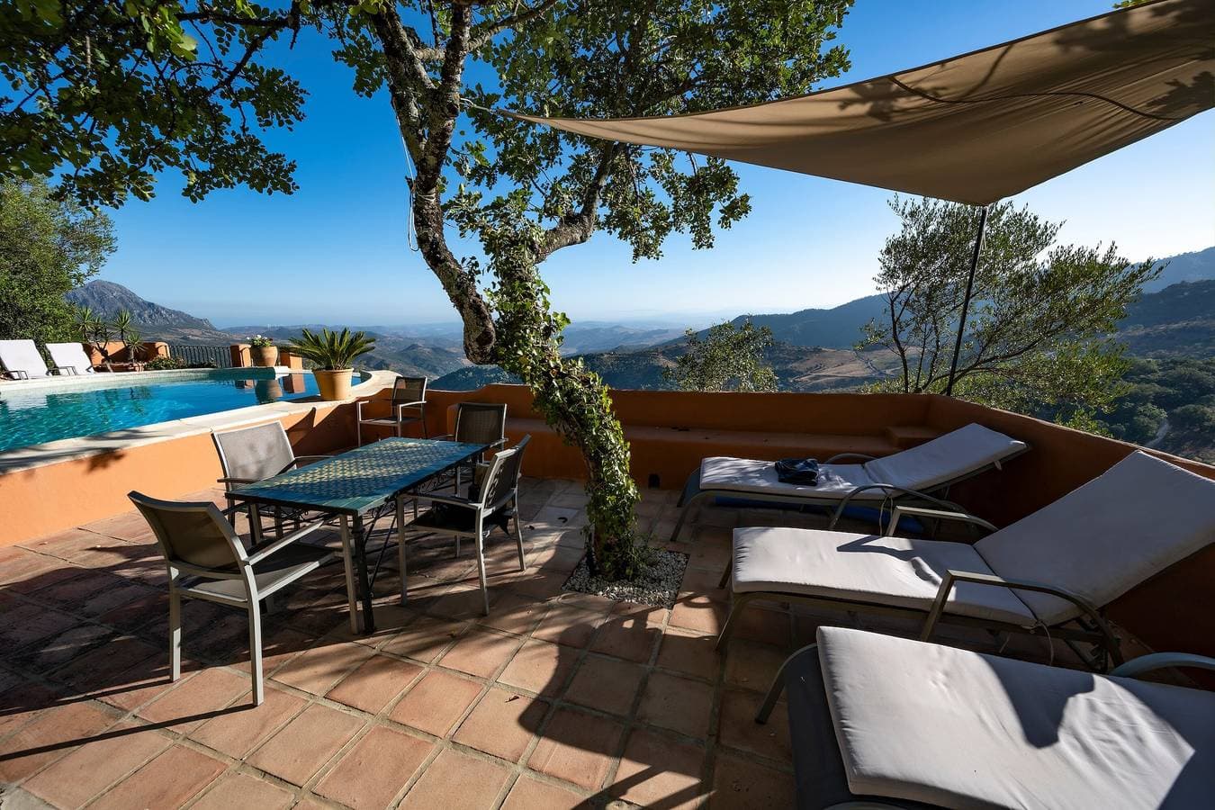 Foto 6 von 27: Traumhafte private Villa am Rande von Gaucin mit Infinity-Pool, Bergblick und exotischem Garten