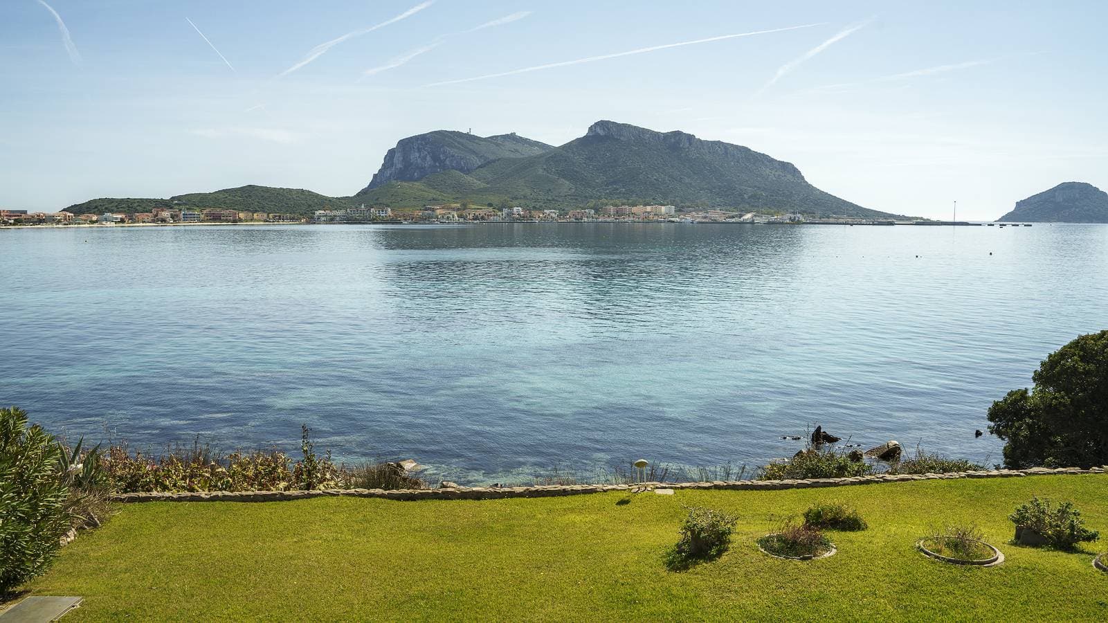 Foto 4 von 42: Uno sguardo sul mare | Seafront in Golfo Aranci